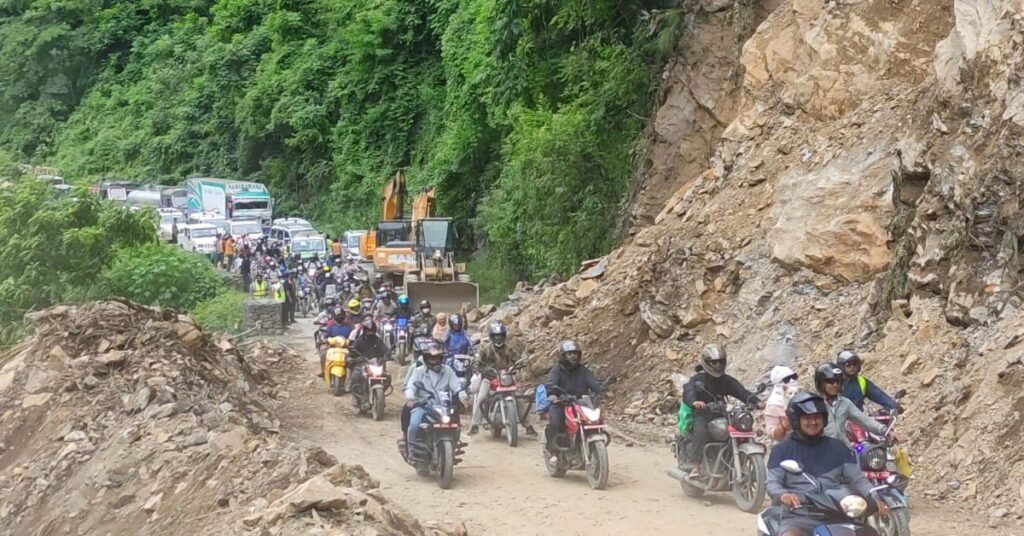 Ghasikuva Landslide in Tanahun Prithvi Highway in one way operation after 24 hours 1